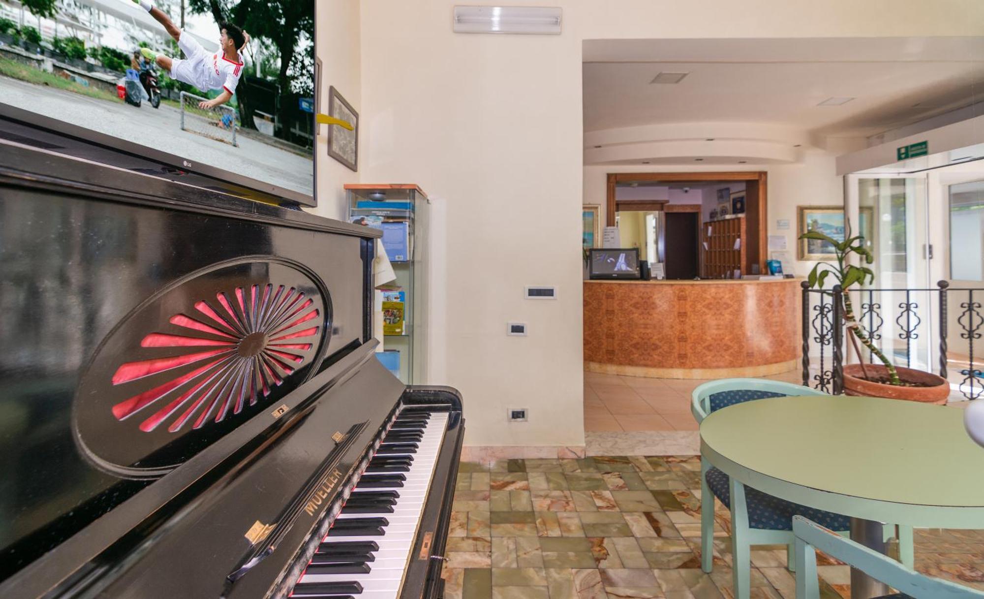 Hotel Daisy Марина-ди-Масса Экстерьер фото