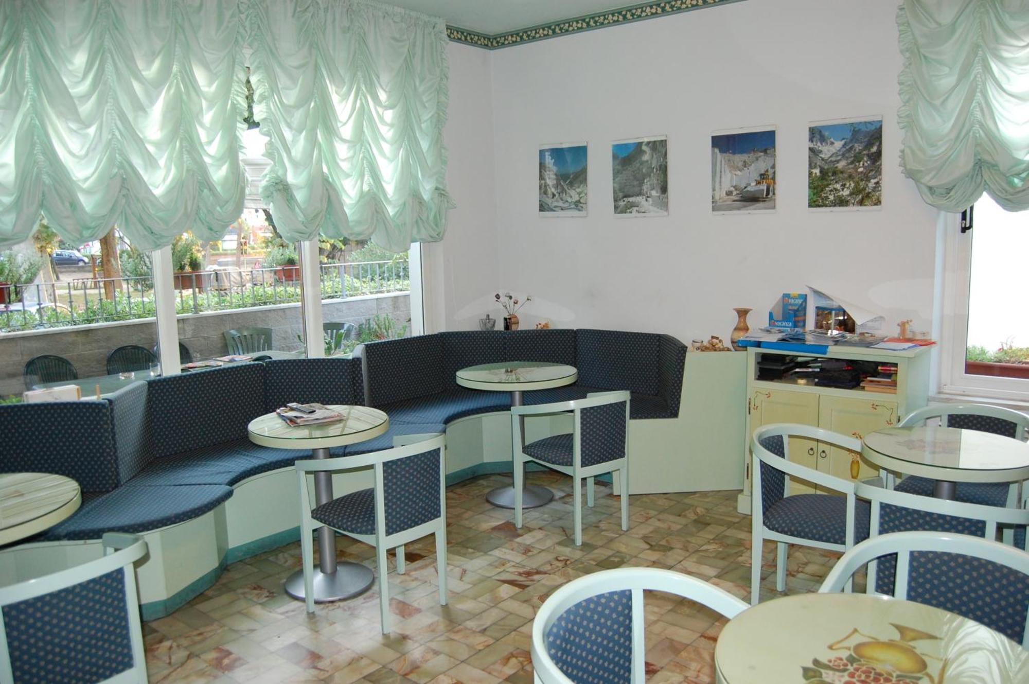 Hotel Daisy Марина-ди-Масса Экстерьер фото