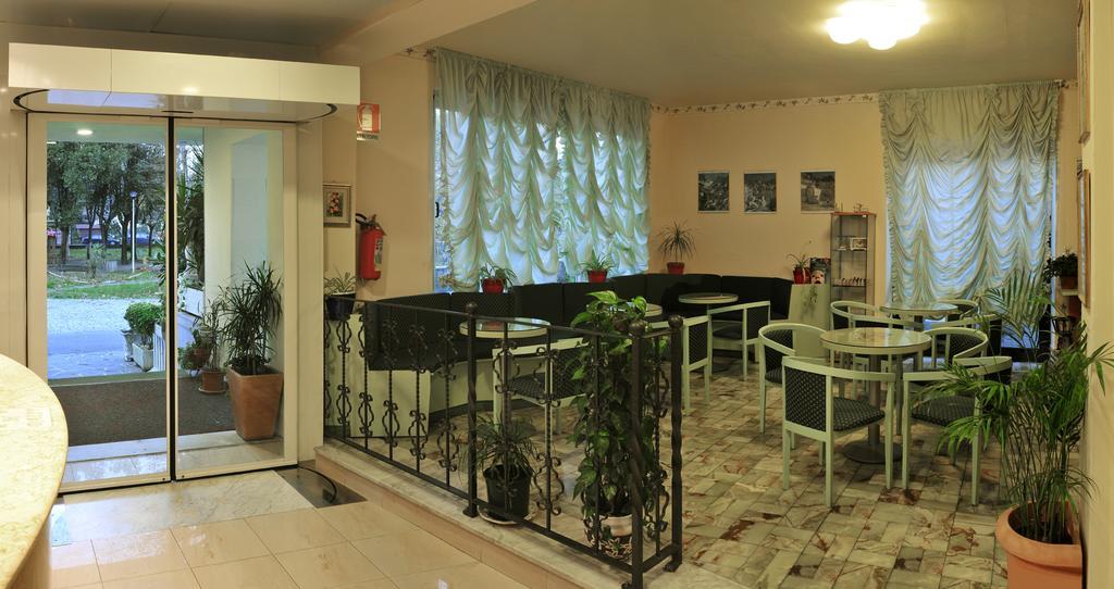 Hotel Daisy Марина-ди-Масса Экстерьер фото