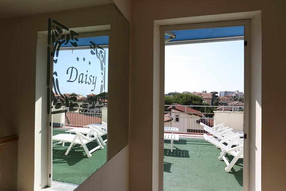 Hotel Daisy Марина-ди-Масса Экстерьер фото