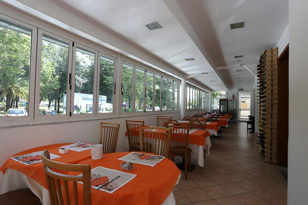 Hotel Daisy Марина-ди-Масса Экстерьер фото